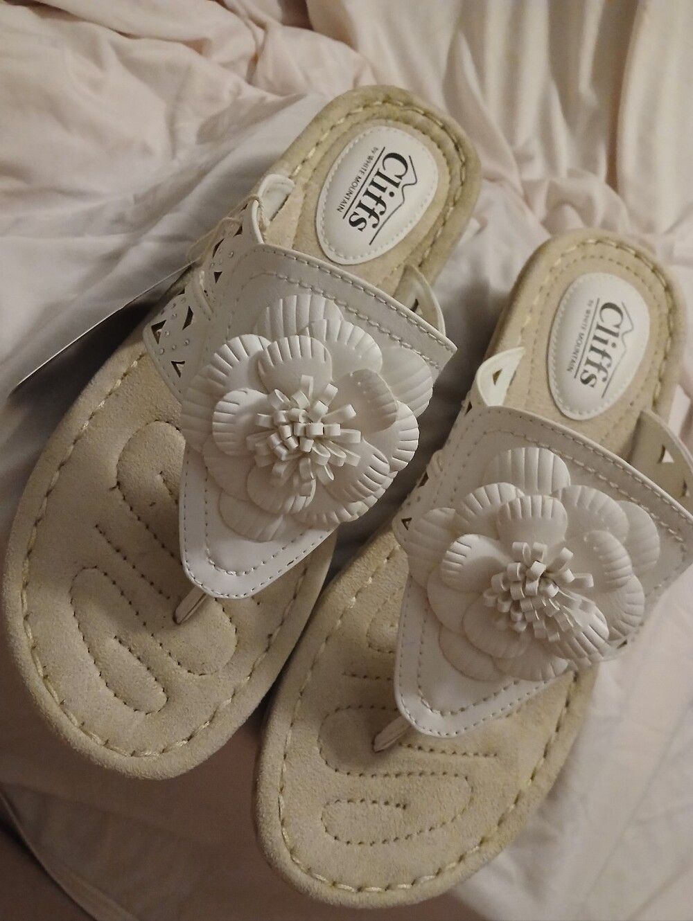 Cliffs by WHITE MOUNTAIN White Floral Thong Sandals with Decorative Appliqué 9W